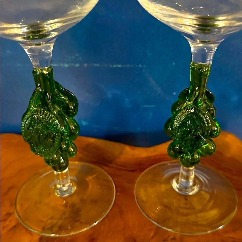 Set of 2 Elegant Wine Glasses with Hand Blown Glass Green Grape Stems